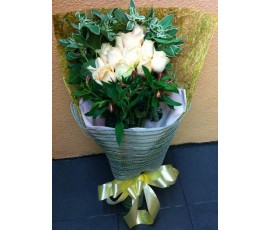 F26 12 PCS WHITE ROSES BOUQUET 